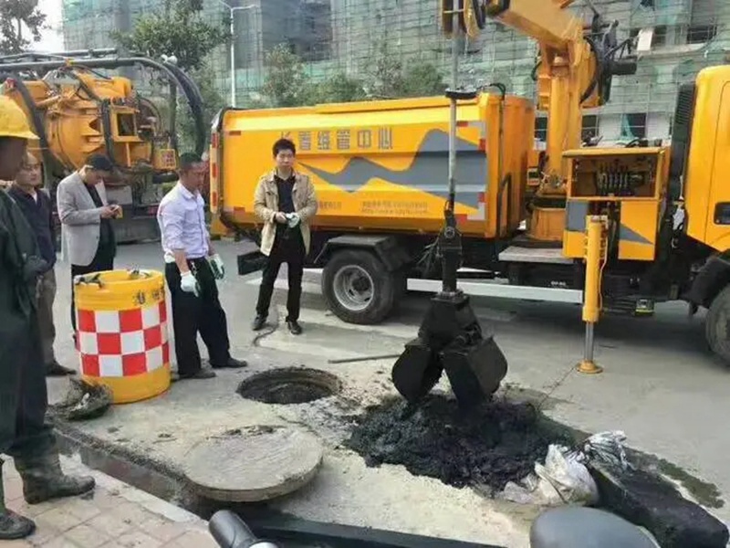 龙港街道：网格员化身“清道夫”，为民解忧疏通“堵心”化粪池