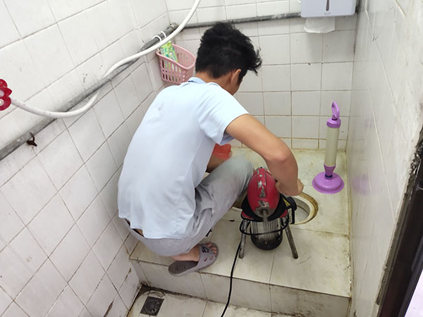 龙港肥皂掉到马桶里把马桶堵住了怎么办？马桶堵住了怎么办