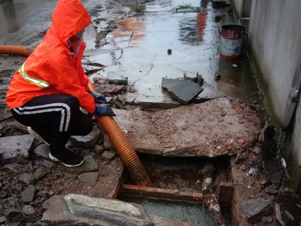 龙港专业清理污水池 炜誉市政以规范流程守护城市 “肠道”