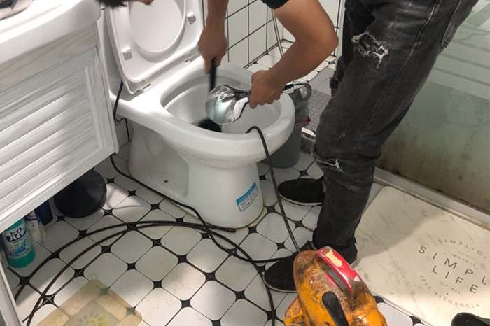 龙港马桶堵塞自己疏通还是找师傅?专业上门服务让你省时更省心